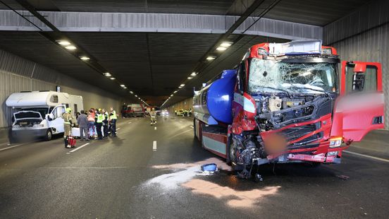 Ongelukken met vrachtwagens bij tunnel zorgen voor veel schade en langdurige stremming. Ongelukken met vrachtwagens bij tunnel zorgen voor veel schade en langdurige stremming.