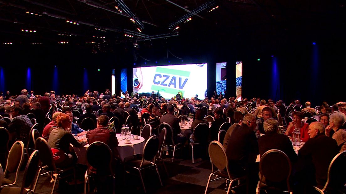 Zo'n duizend CZAV-leden kwamen vrijdagavond samen in de Zeelandhallen.