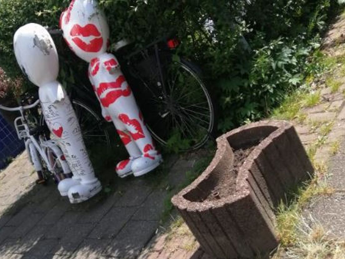 Twee beelden doken op in een plantsoentje in Rotterdam-Zuid