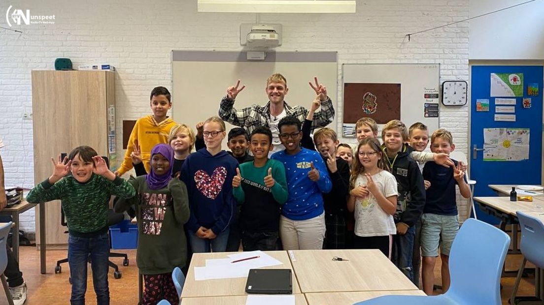 Milan Knol met de leerlingen van de Montessori school in Nunspeet