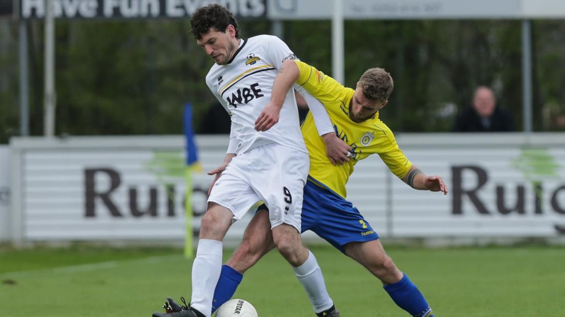 Rijnsburgse Boys-speler Joost Leonard in duel met Niels Buijs van FC Lisse 