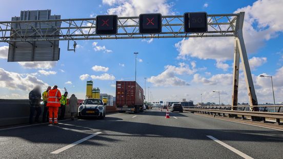 File na ongeluk met auto en vrachtwagen. File na ongeluk met auto en vrachtwagen.