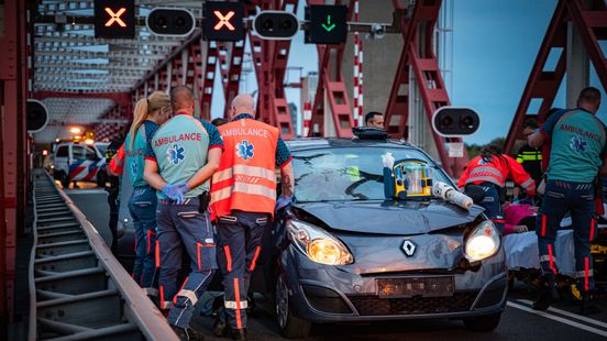 Gewonden bij botsing op Spijkenisserbrug. Gewonden bij botsing op Spijkenisserbrug.