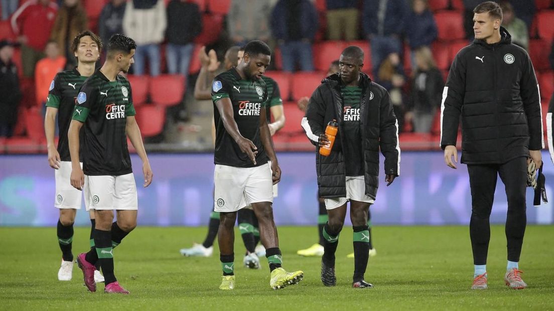 De spelers van FC Groningen druipen af na de 3-1 nederlaag tegen PSV