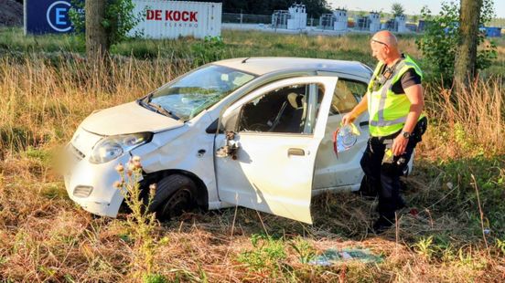 Overal brokstukken in berm na auto-ongeluk op de A15