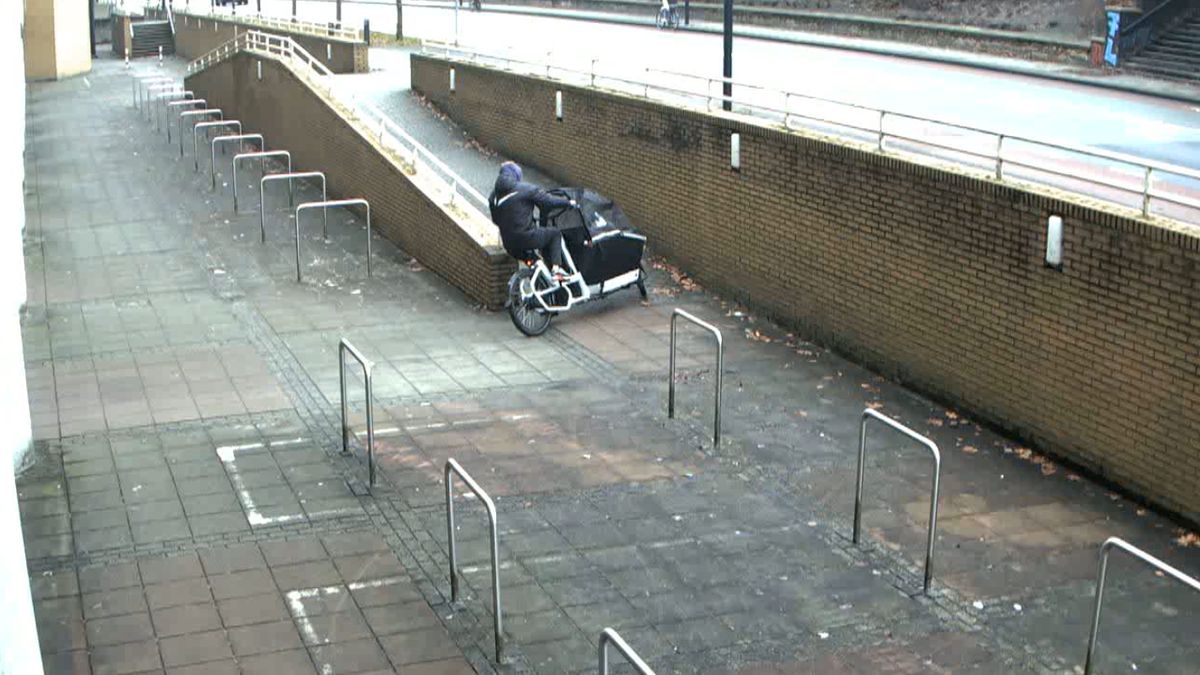 Bakfiets gejat bij Saxion Enschede: dieven stuntelen even met grote draaicirkel