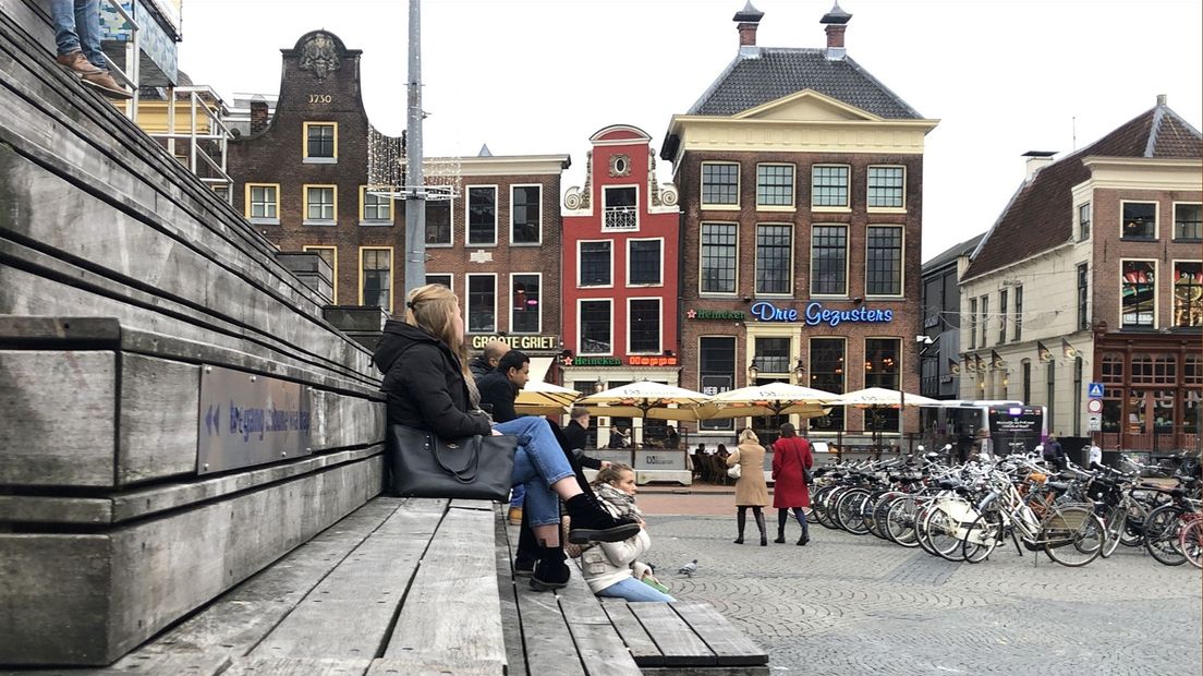 De houten trappen van de VVV op de Grote Markt