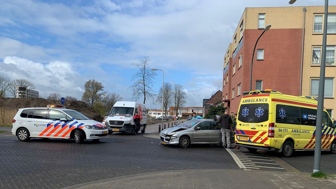 Een personenauto en bestelbus botsten vanochtend op een kruising in Deventer.