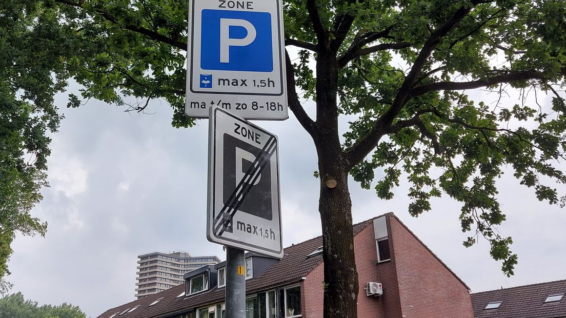 Het winkelcentrum de Tarthorst heeft sinds kort gedeeltelijk een blauwe zone. Dit verbetert de mogelijkheid van kort parkeren en komt tegemoet aan de wens van de winkeliers. Via bebording en een blauwe lijn langs de parkeervakken wordt aangegeven waar het parkeren met blauwe kaart verplicht is. Het gaat om de parkeerplaatsen links van de ingang. Ook zijn extra fietsenrekken geplaatst om het fietsparkeren te verbeteren.