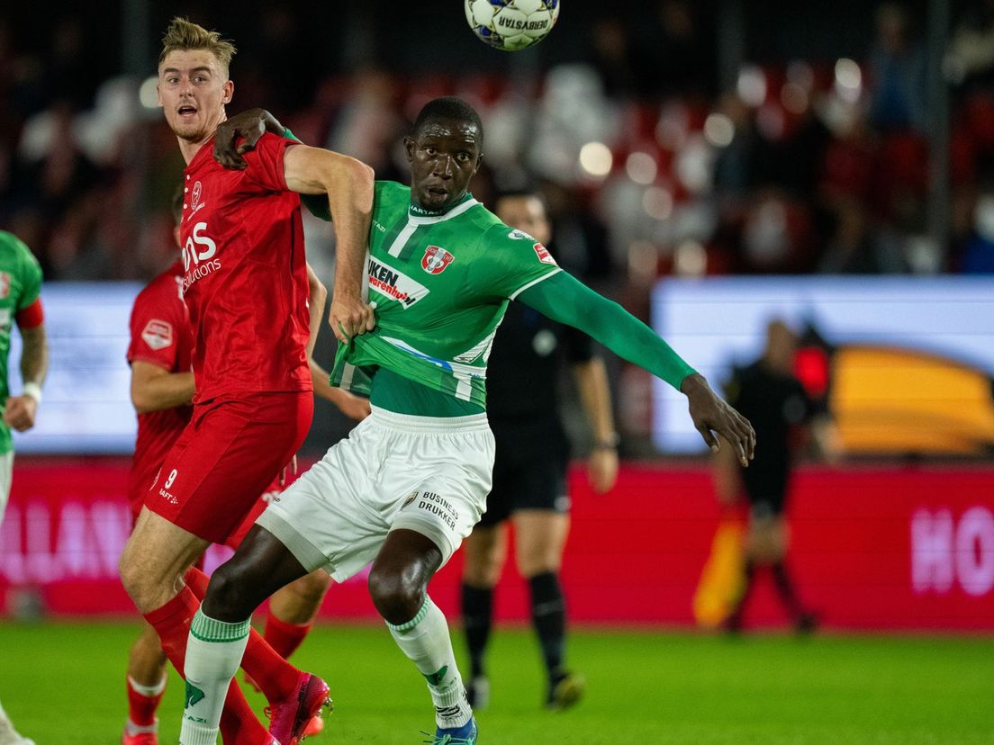 Twee reuzen met elkaar in duel: Maarten Pouwels en Seydine N'Diaye