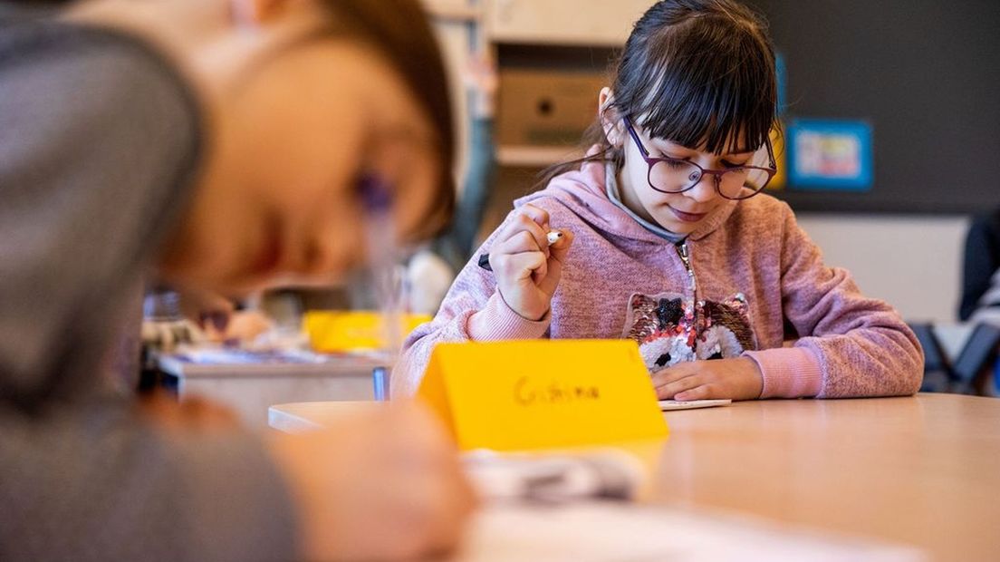 Gevluchte kinderen uit Oekraïne krijgen Nederlandse taal les op een basisschool.