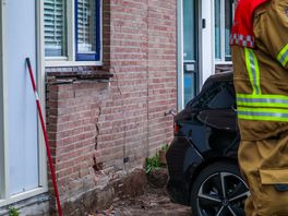 Automobilist mist parkeervak en ramt huis | Vrouw voor vierde keer betrapt zonder rijbewijs