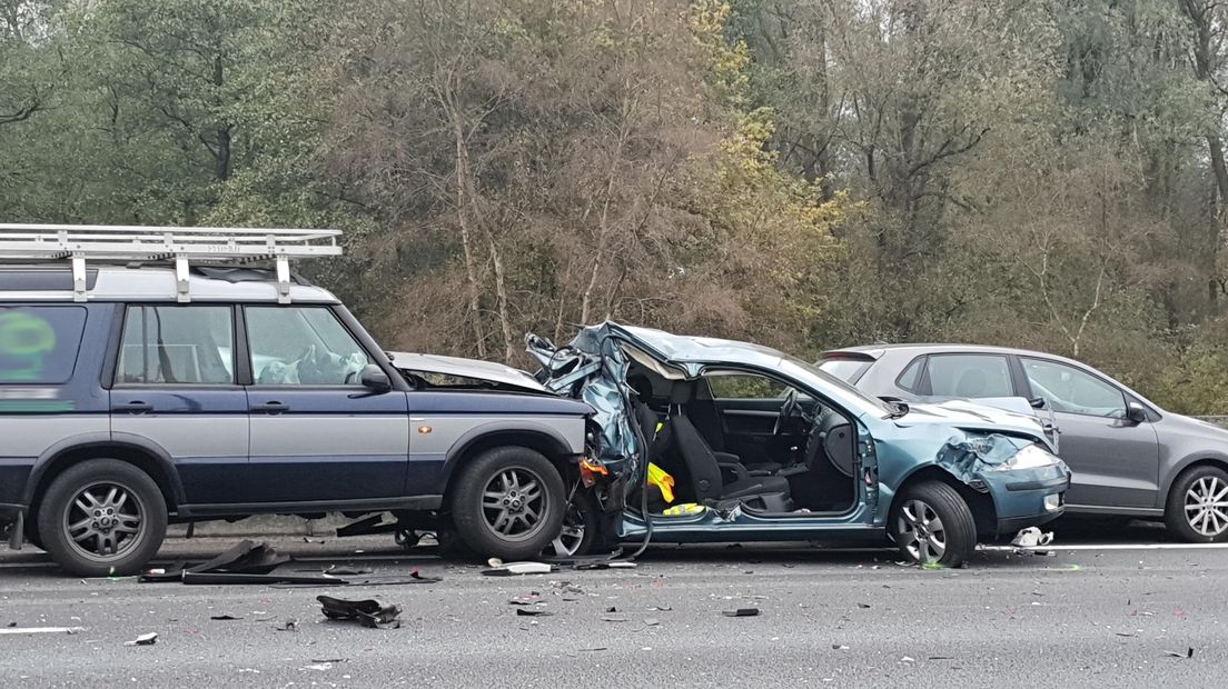 Drie auto's waren bij het ongeluk betrokken (Rechten: Persbureau Meter)