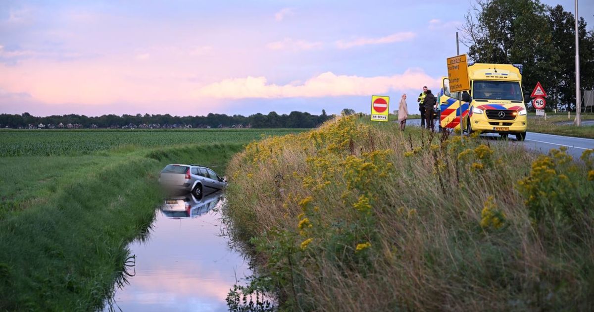 Information 112: Automotive leads to a ditch close to Kolhalm • Automotive in opposition to a tree in Hoogezand