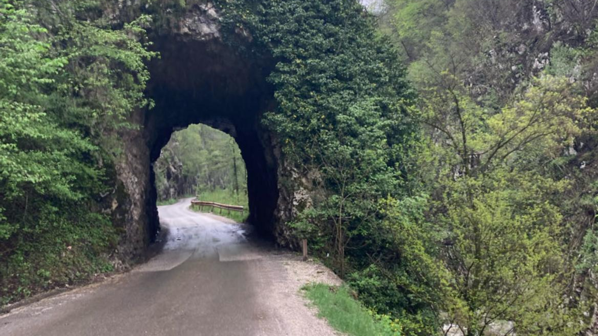 Stan kiest niet voor de makkelijkste wegen, maar fietst zo veel mogelijk door de natuur.