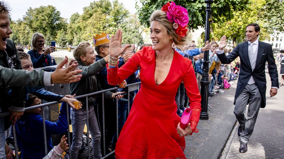 Minister Hoekstra en zijn echtgenote deelden high fives uit.