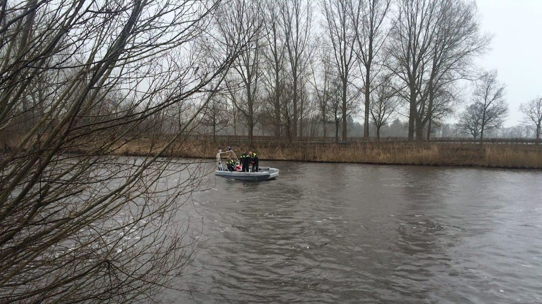 Politie zoekt naar bewijsmateriaal in Twentekanaal