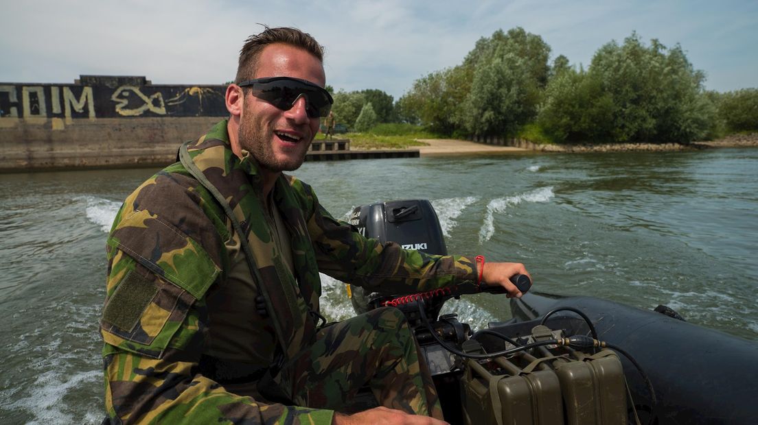 Militairen trainen bij de IJssel