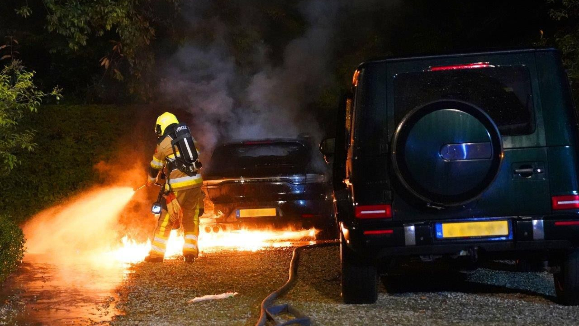 Porsche gaat in vlammen op, mogelijk aangestoken