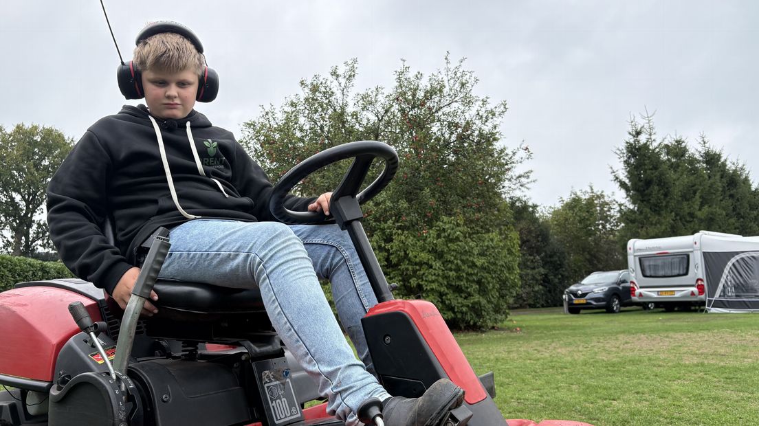 Brent uit Schoonoord mag ook het gras op een camping in het dorp maaien