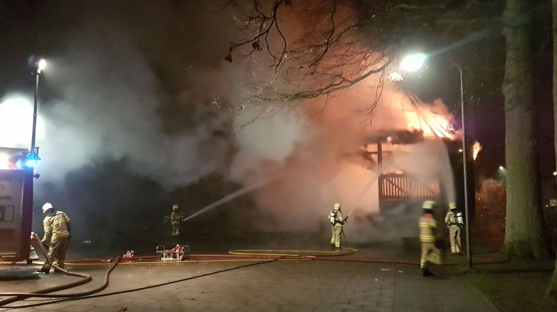 Een muziektent met rieten kap aan de Binnenweg in Ellecom is door brand verwoest.