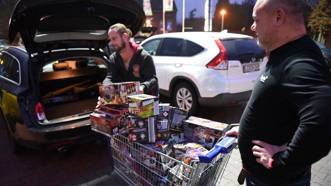 Een kar vol vuurwerk bij een Duitse supermarkt