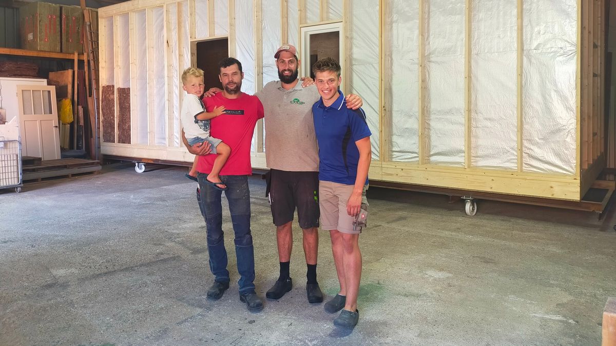 Adriaan, Levien en Leendert zetten zich in voor Oekraïne door tiny houses te bouwen
