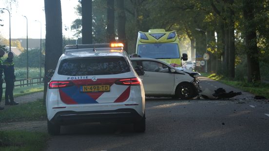 Automobilist raakt gewond bij botsing tegen boom. Automobilist raakt gewond bij botsing tegen boom.