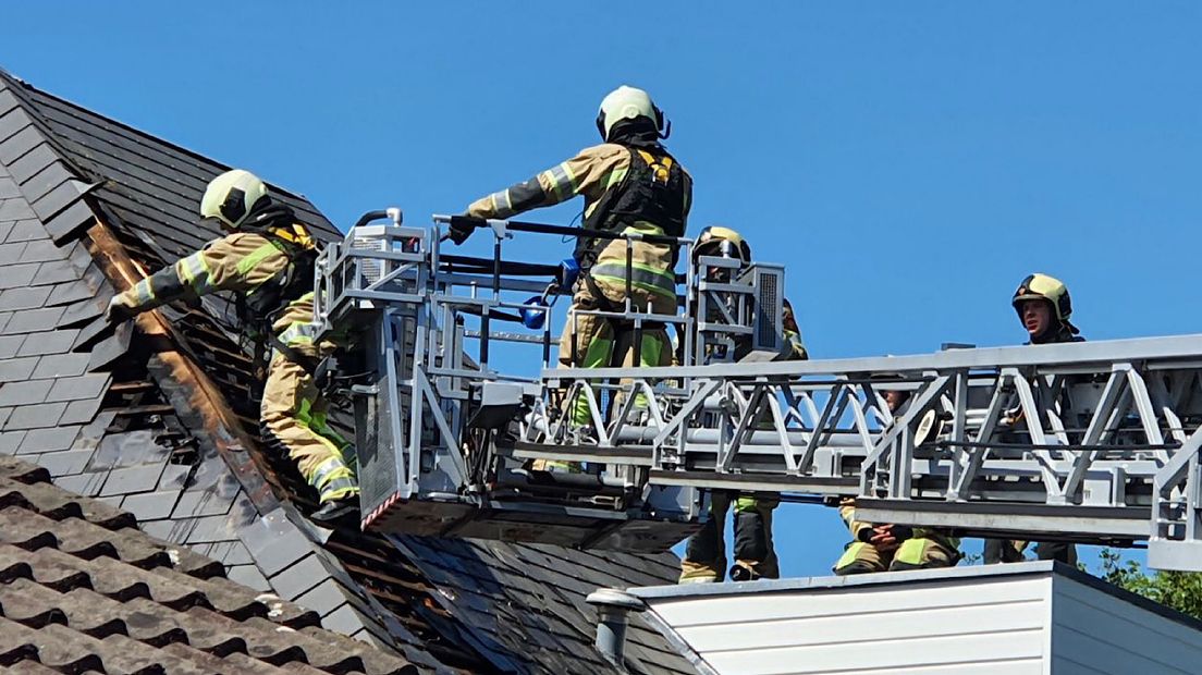 Brandweerlieden moesten dakpannen weghalen om de brandhaard te kunnen opsporen