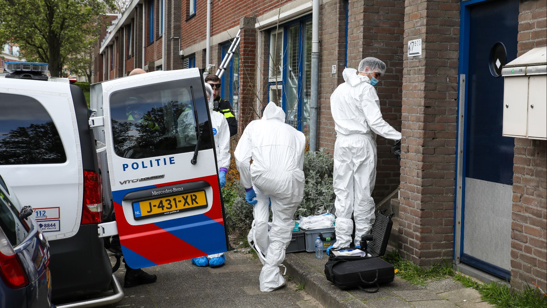 De Forensische Opsporingsdienst afgelopen vrijdag bij de woning aan de Stationssingel in Vlaardingen