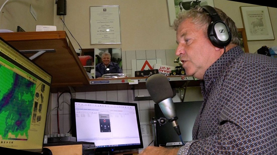 Gerrit Vosser in zijn weerstudio.