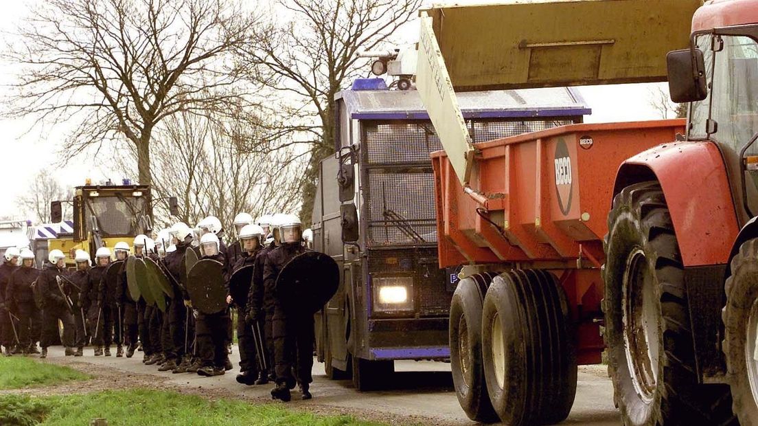 Boeren die een einde maken aan hun leven, honderdduizenden koeien, geiten en schapen die worden afgemaakt en lege schappen doordat veel mensen hamsteren. Niemand kan in het voorjaar van 2001 om de MKZ-crisis heen.