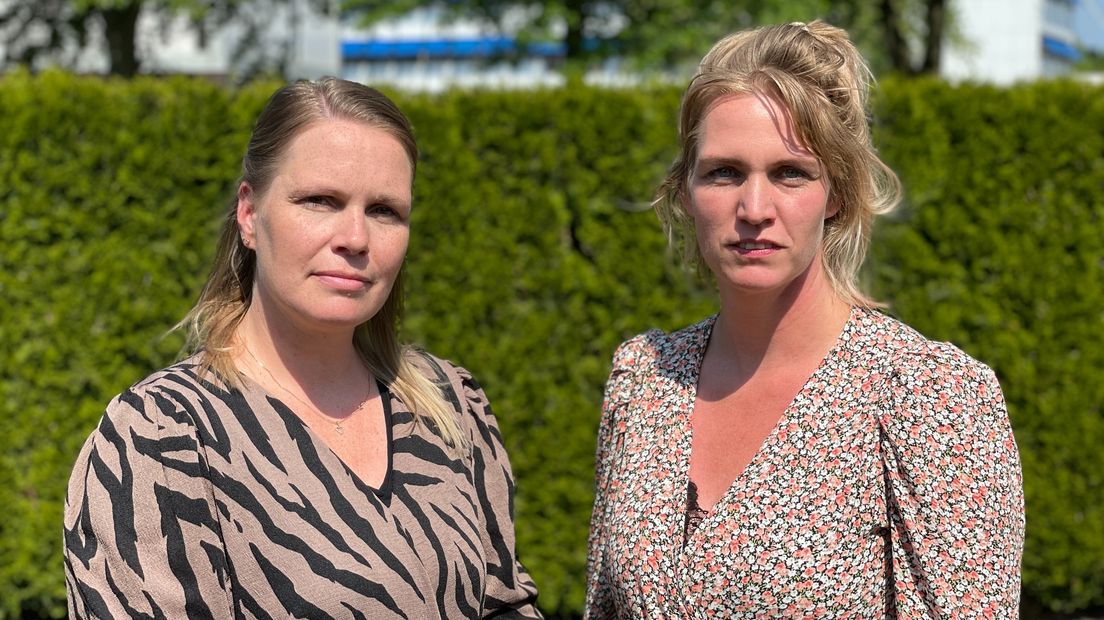Vanja Bentum (l) en Wendy Stel wonen op nog geen 500 meter van de vergister