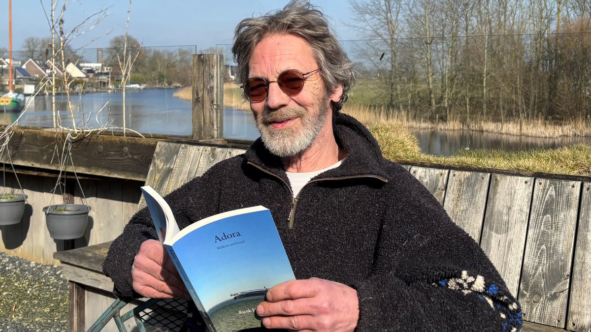 Rienk woonde op een oud schip en schreef er een boek over: 