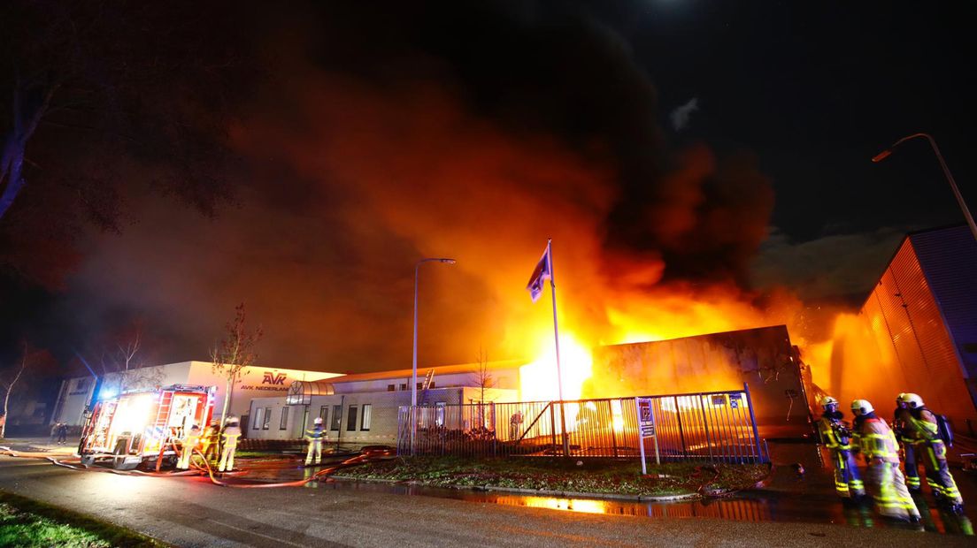 In een bedrijfshal aan de Radeweg in Vaassen woedt sinds woensdagavond een grote brand. De vlammen sloegen uit het dak. Volgens onze verslaggever ter plaatse bleven de vlammen lange tijd onverminderd hoog oplaaien, tot wel tientallen meters.