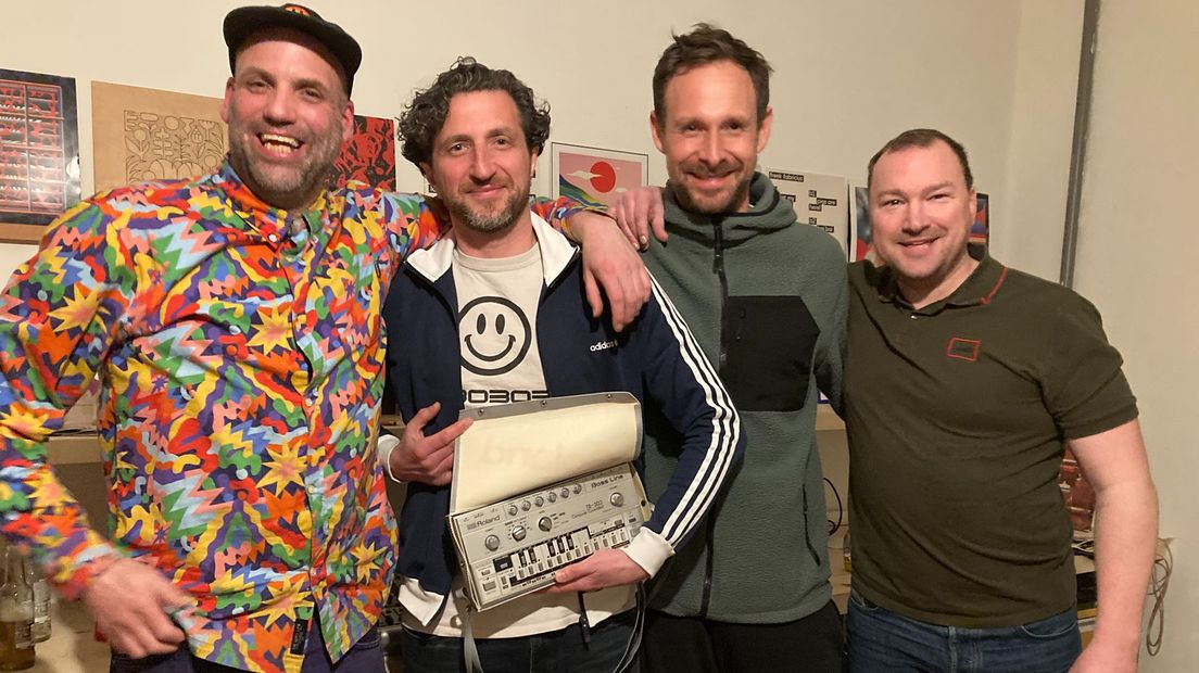 Freek, Jeroen, Stijn en Sander met hun 'heilige graal': de Roland TB-303