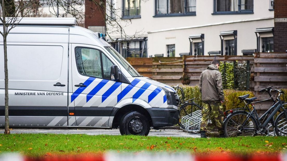 De EOD deed vrijdagmiddag onderzoek bij de woning