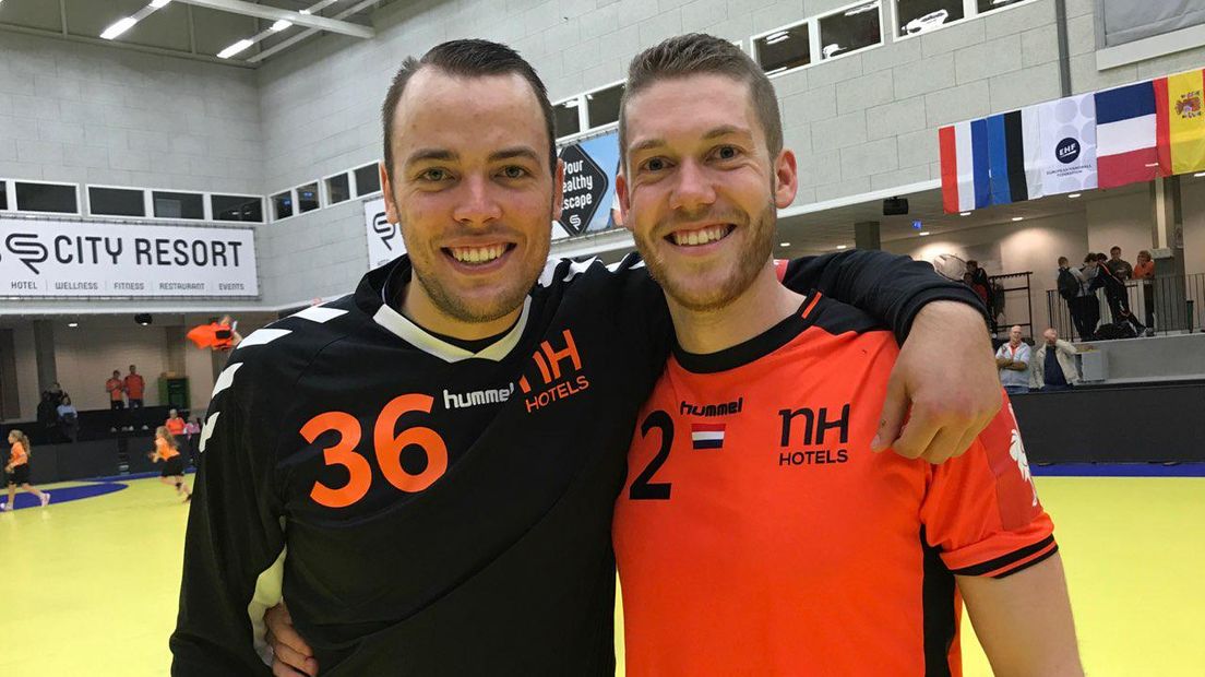 De Knegt (links) en Falke in het shirt van de nationale ploeg (Rechten: RTV Drenthe/Stijn Steenhuis)