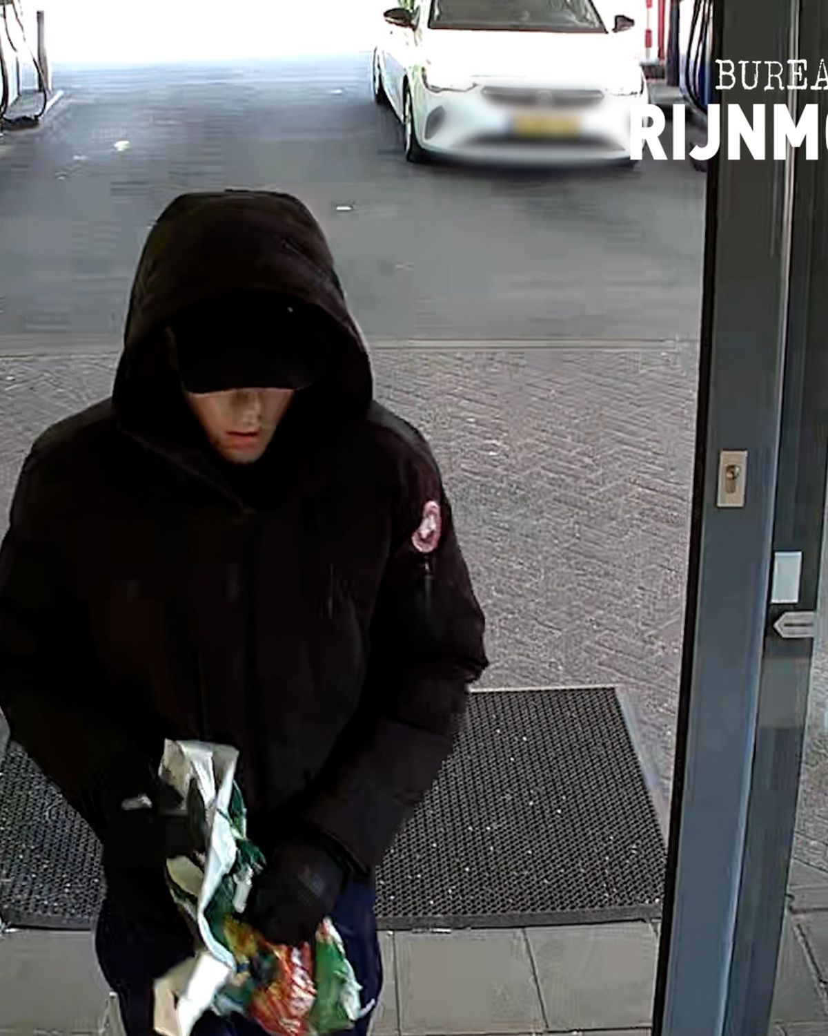 Tankstation opnieuw overvallen. Man met mes dwingt medewerkster kassa ...