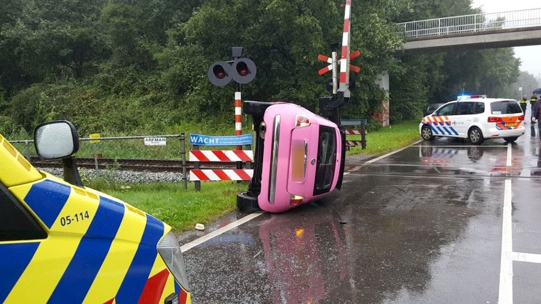 Auto op z'n kant bij ongeluk in Enschede