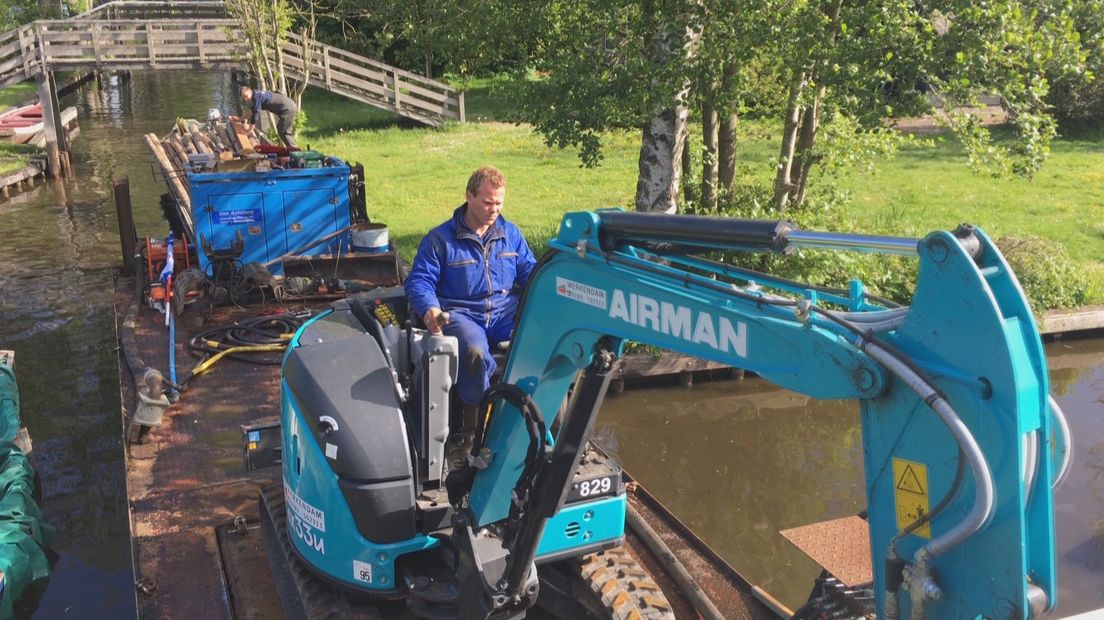 plaatsen van botsbescherming bij bruggen in Giethoorn