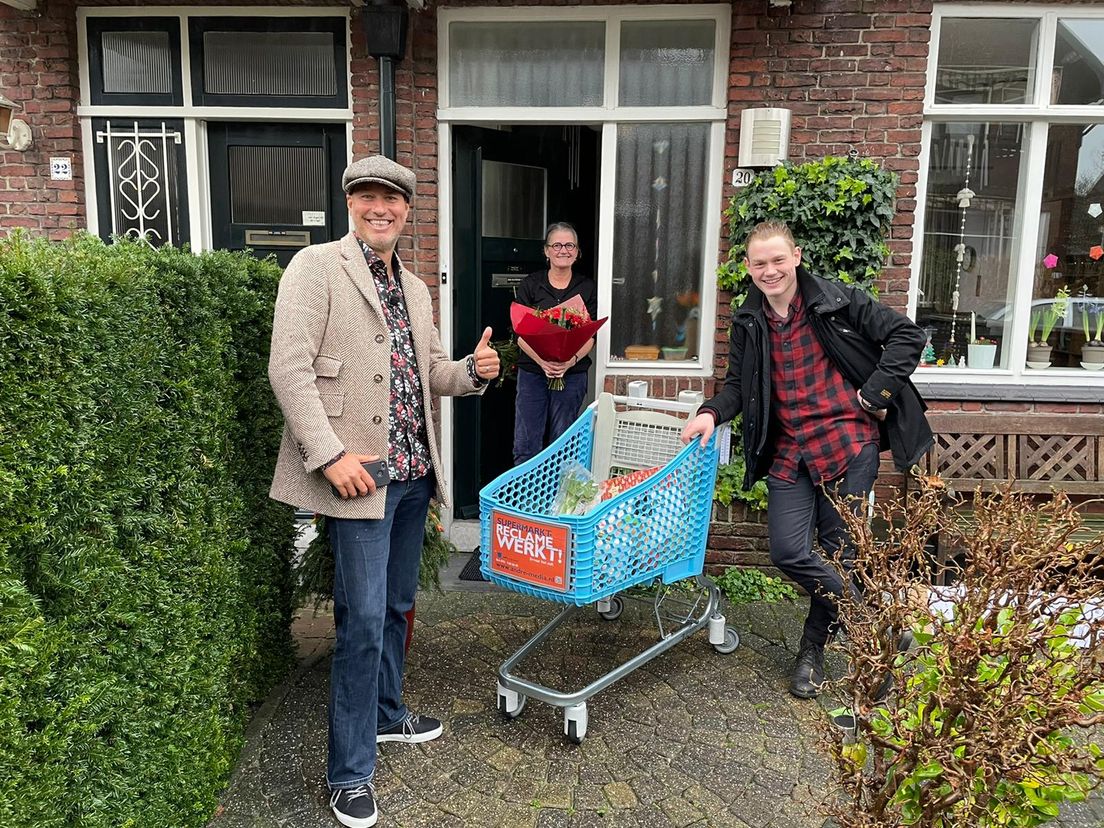 Sander en Morits met een volle boodschappenkar bij Christine Stöber