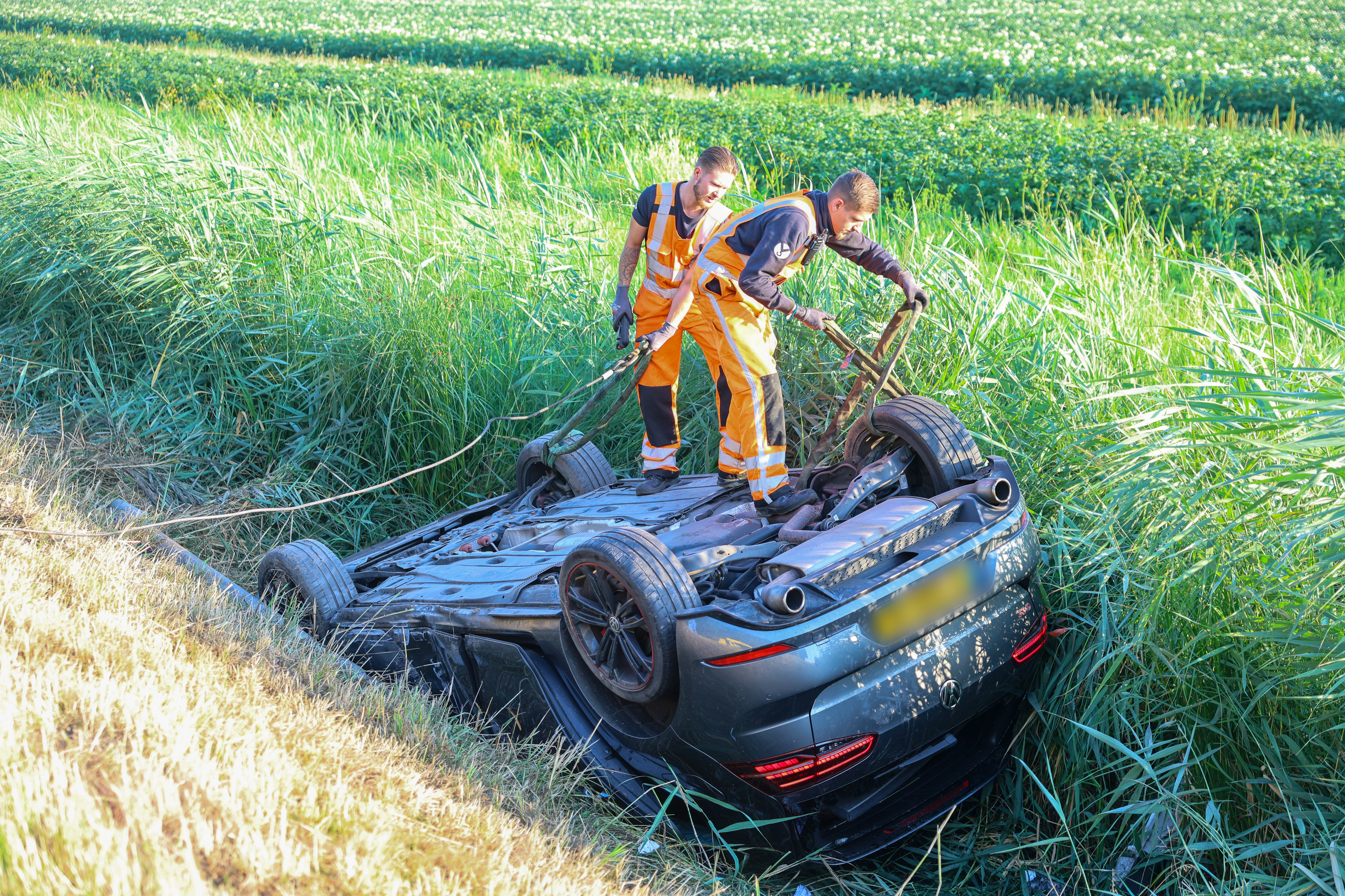De auto belandde op z'n kop in het water.