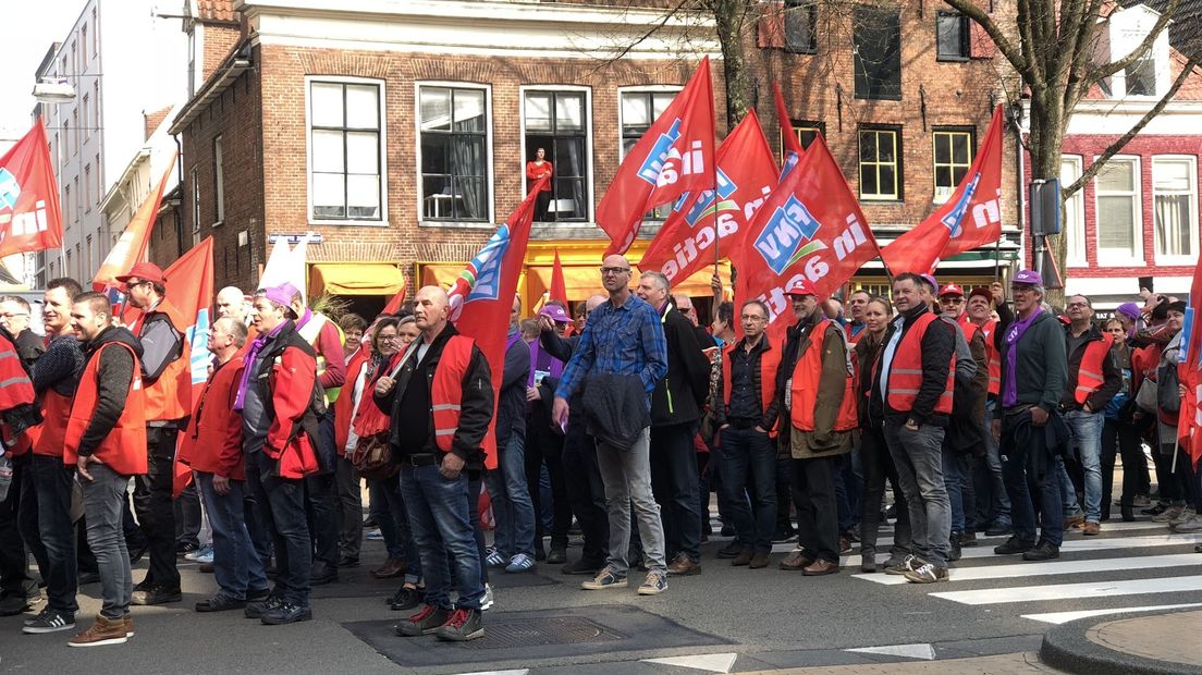 Werknemers van woningcorporaties stakend op straat