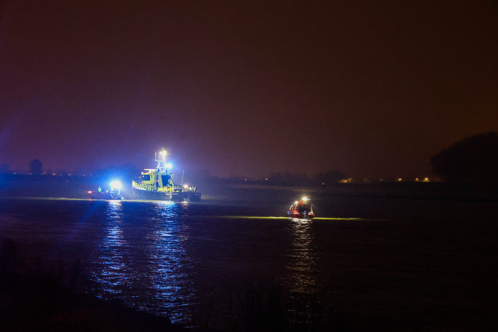 In de nacht werd al gezocht naar de man, maar vanwege de sterke stroming zonder duikers.