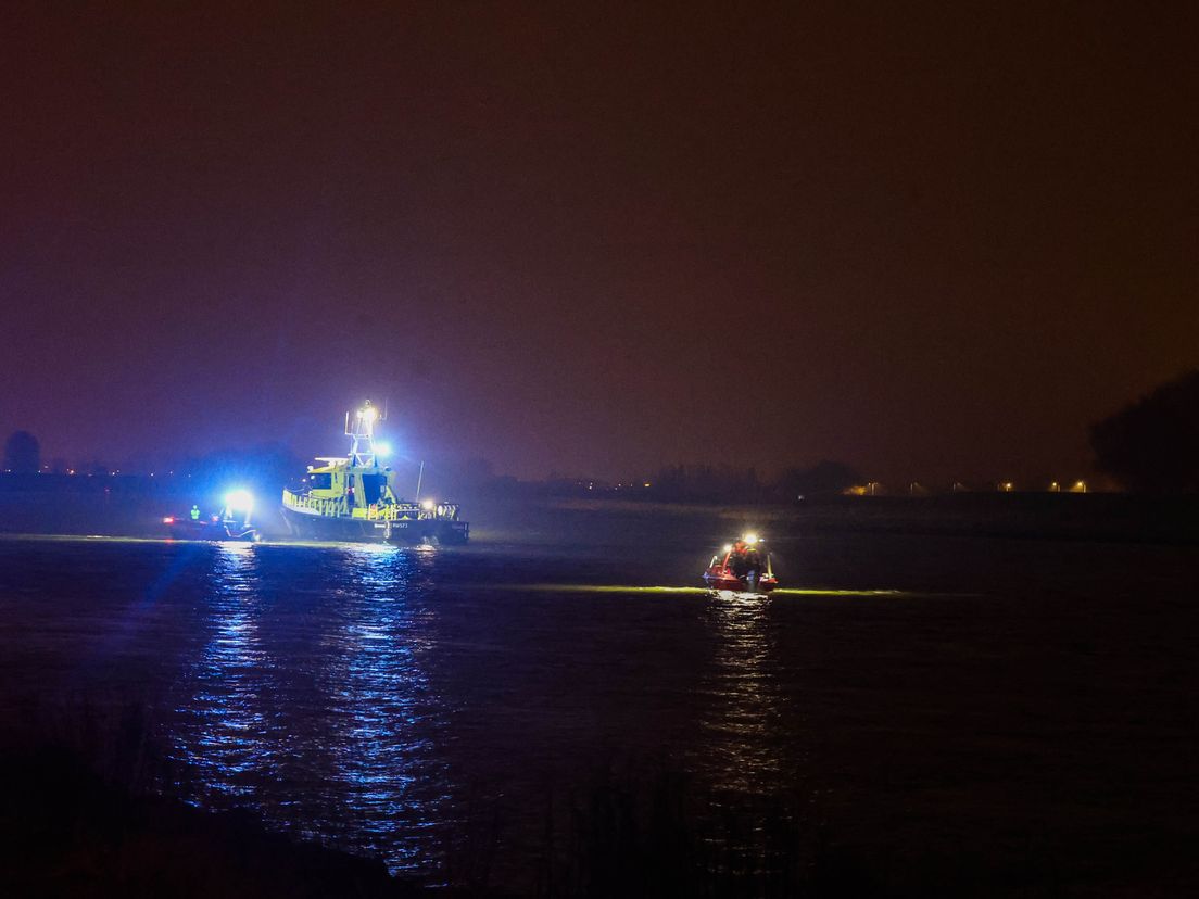 In de nacht werd al gezocht naar de man, maar vanwege de sterke stroming zonder duikers.