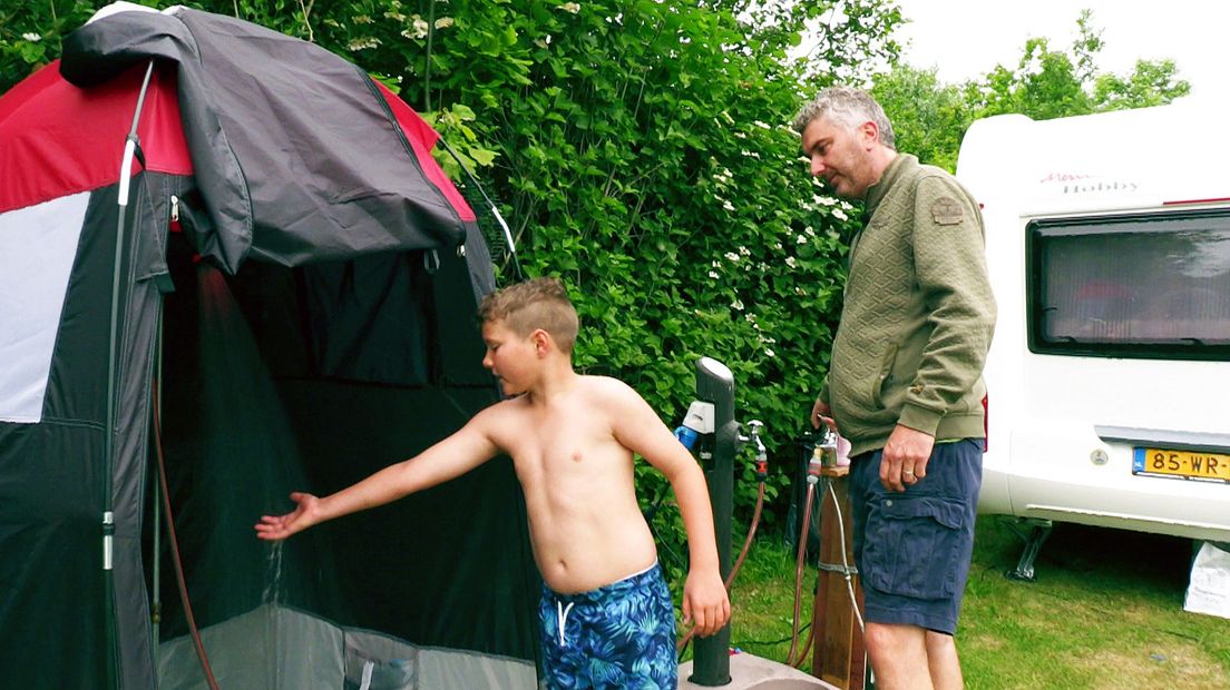 Campinggast neemt douche in eigen tent in Renswoude.