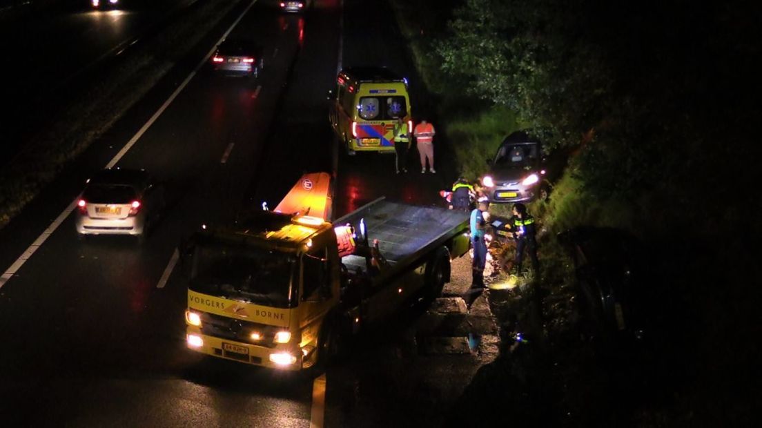 Twee auto's van de weg bij ongeluk op A35