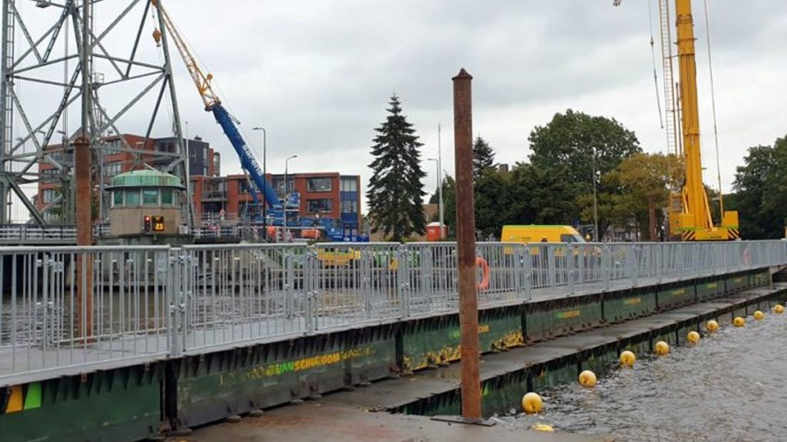 De fiets- en voetgangersbrug naast de Hefbrug