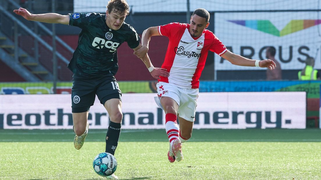 Rui Mendes namens Emmen in duel met FC'er Isak Määttä